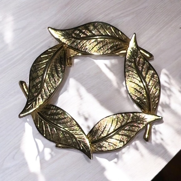 Vintage Brushed Textured Gold Leaf Round Brooch - Picture 2 of 3